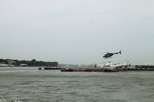 Vissa åkte helikopter istället för båt.