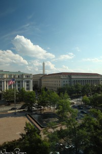 Utsikten över hotellrummet. Då och då kom flygplanen förbi och varje gång såg det ut som att de skulle köra in i Washington monument.