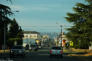 Port Angeles. Kullarna ovanför taket till vänster tillhör Kanada.