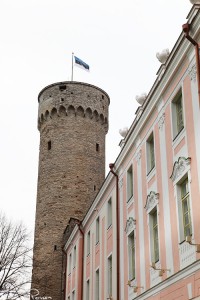 Tornet Långe Hermann och en del av parlamentshuset. Den flagga som hissas där varje morgon tillhör det land som styr. Än så länge har de inte varit ockuperade på över 20 år.