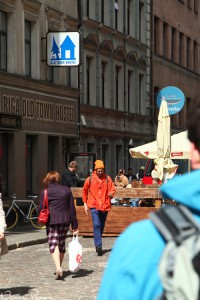 Guiden Martin visar första hostelet i Riga.